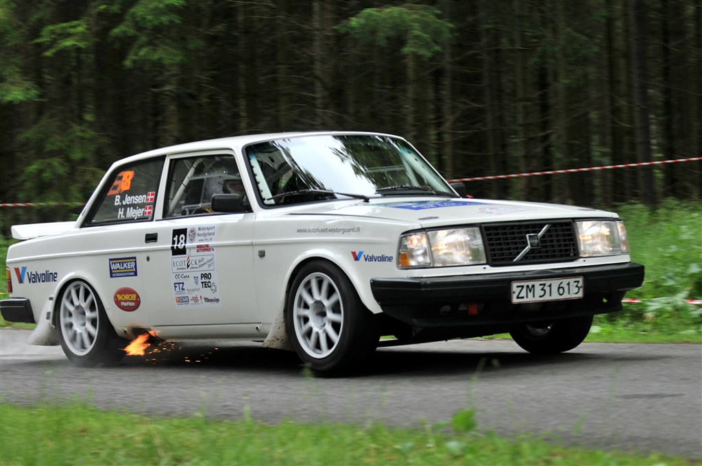 Heino Mejer fyrer den voldsomme Volvo af i Lindum Skov.
(Foto: rallypics.dk)